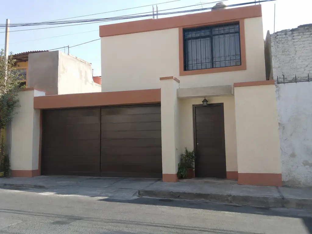 Fachada de una casa con cochera
